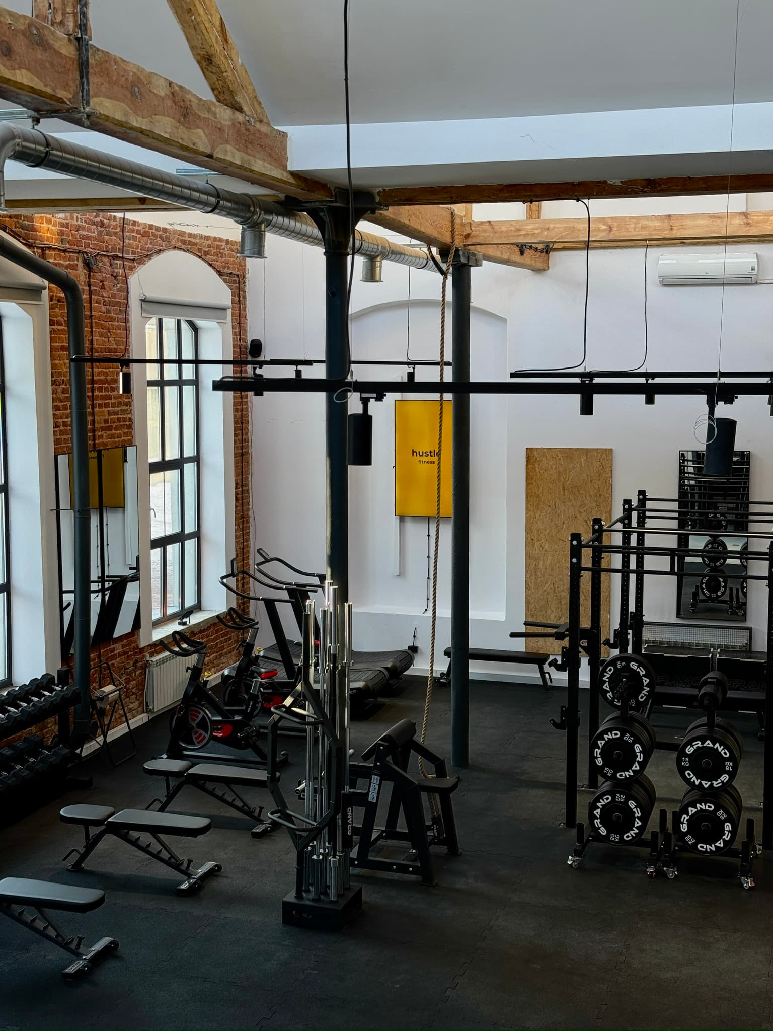 Wnętrze siłowni Hustle Fitness w Łodzi